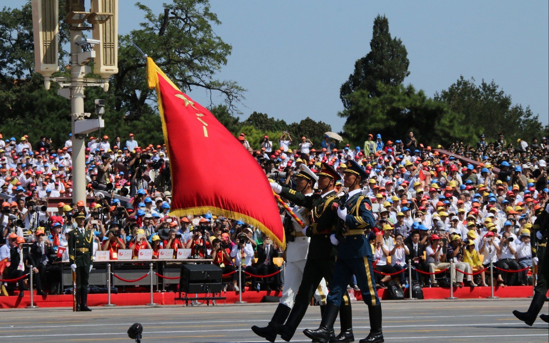 足球慈善义赛筹款破纪录,社会反响热烈,足球捐赠